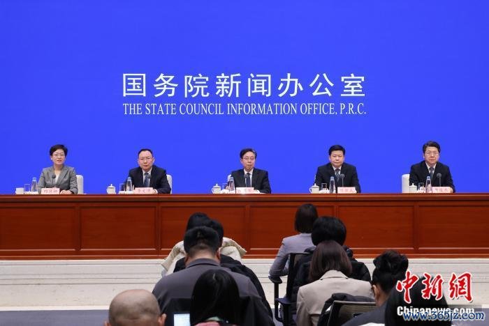 1月9日，中国国务院新闻办公室在北京举行新闻发布会，国家发展改革委副秘书长陈亚军，重庆市委常委、常务副市长陈新武，四川省副省长李文清，成都市委常委、常务副市长曹俊杰介绍成渝地区双城经济圈建设五年来有关情况，并答记者问。 中新社记者 杨可佳 摄